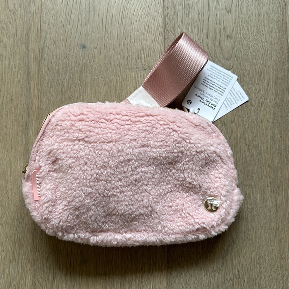 lululemon athletica Handbags - NWT everywhere belt bag fleece pink mist/gold 1L lululemon